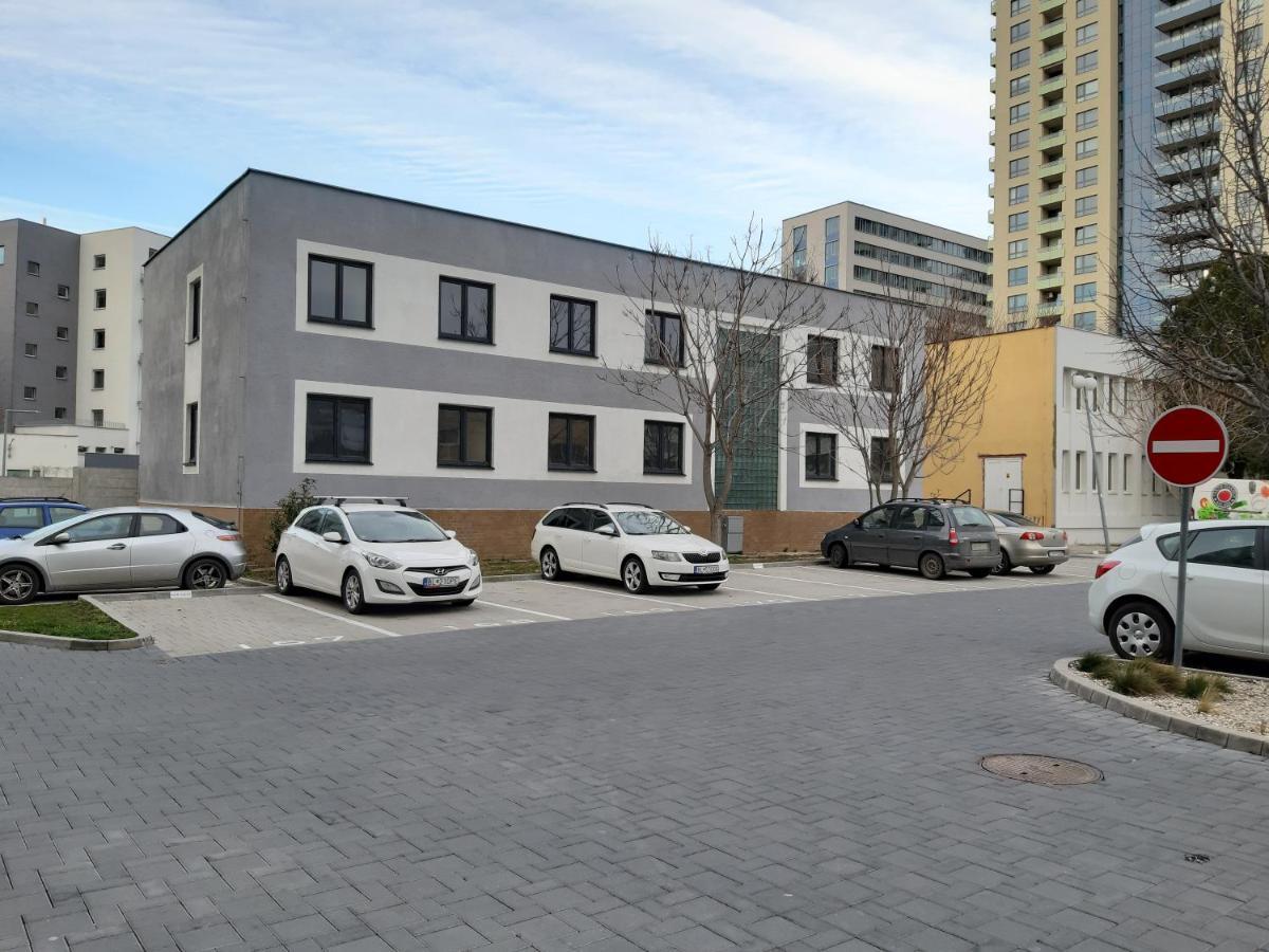Ostello Living Bratislava By The Bus Station Esterno foto